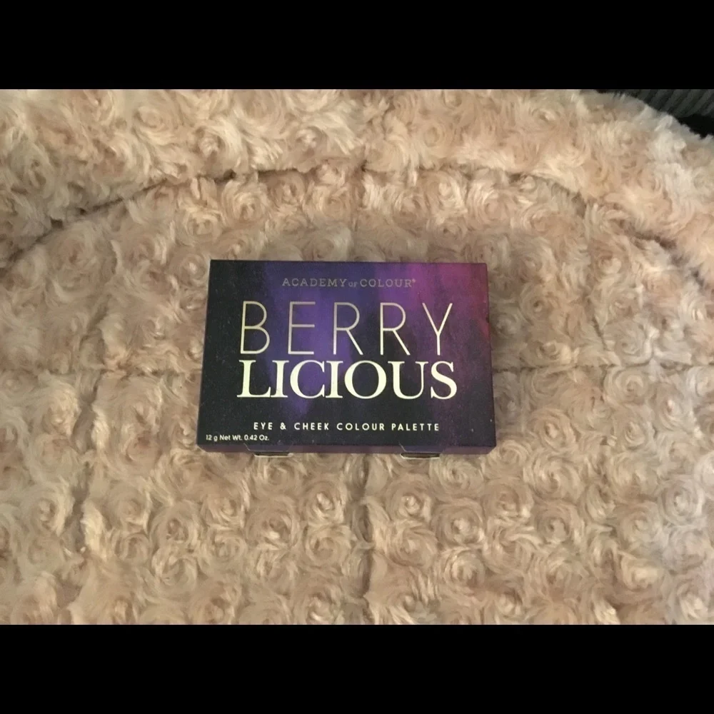 Berry Licious Eye and cheek colour valet